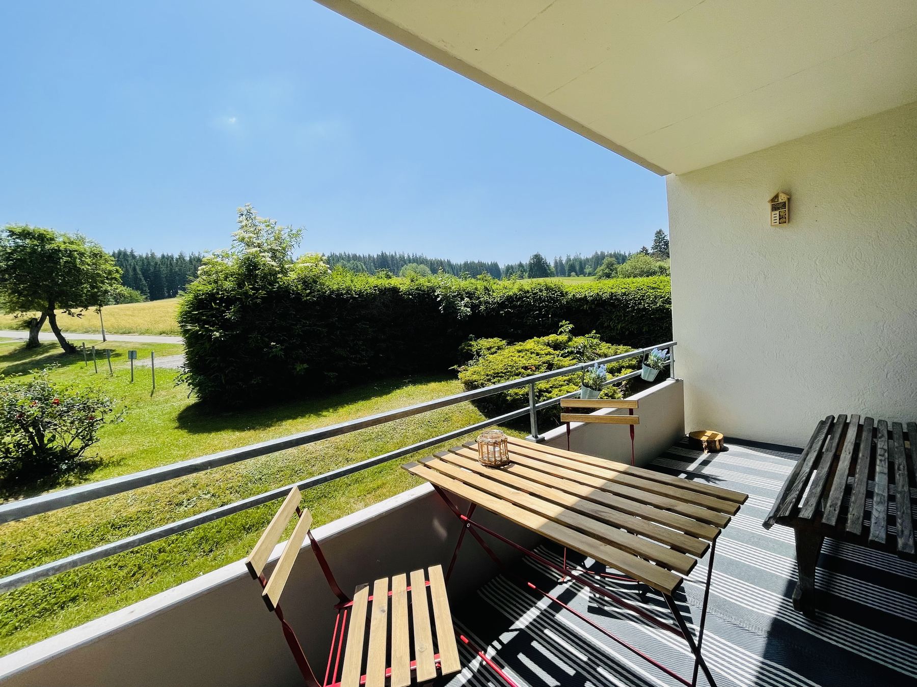 Großer Balkon mit Blick ins Grüne