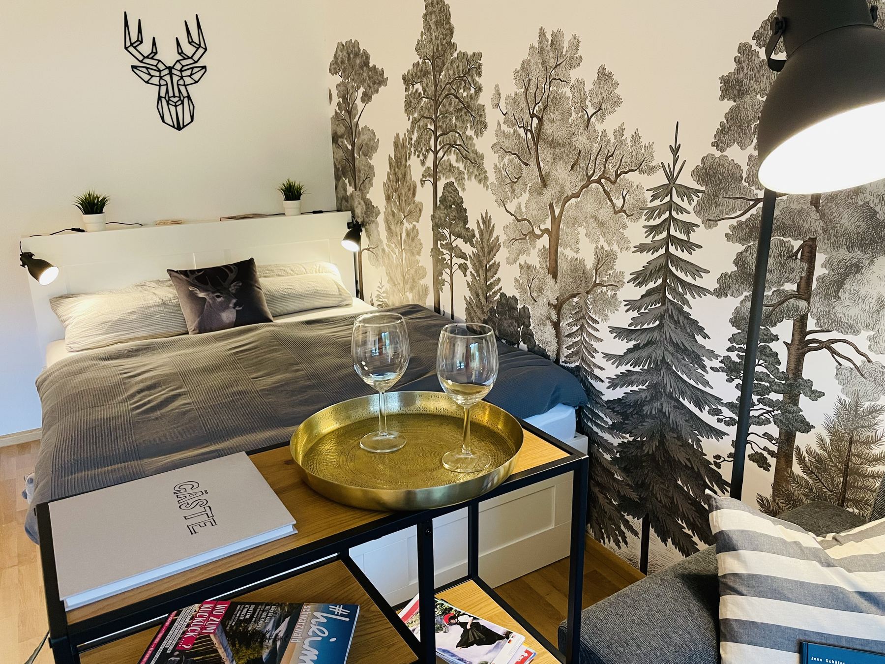 Schlafzimmer mit Wald-Tapete